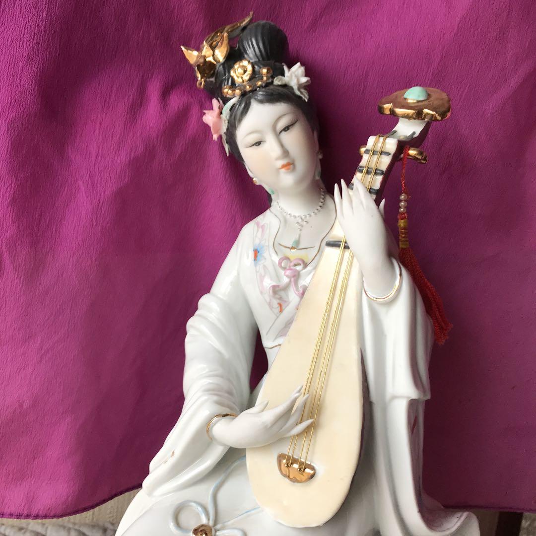 琵琶を弾く麗人