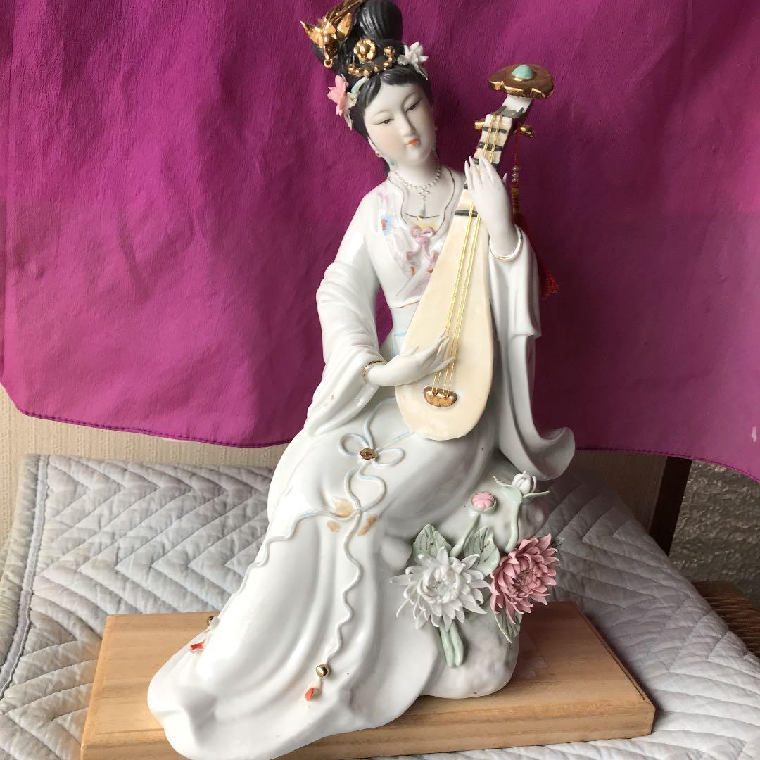 琵琶を弾く麗人