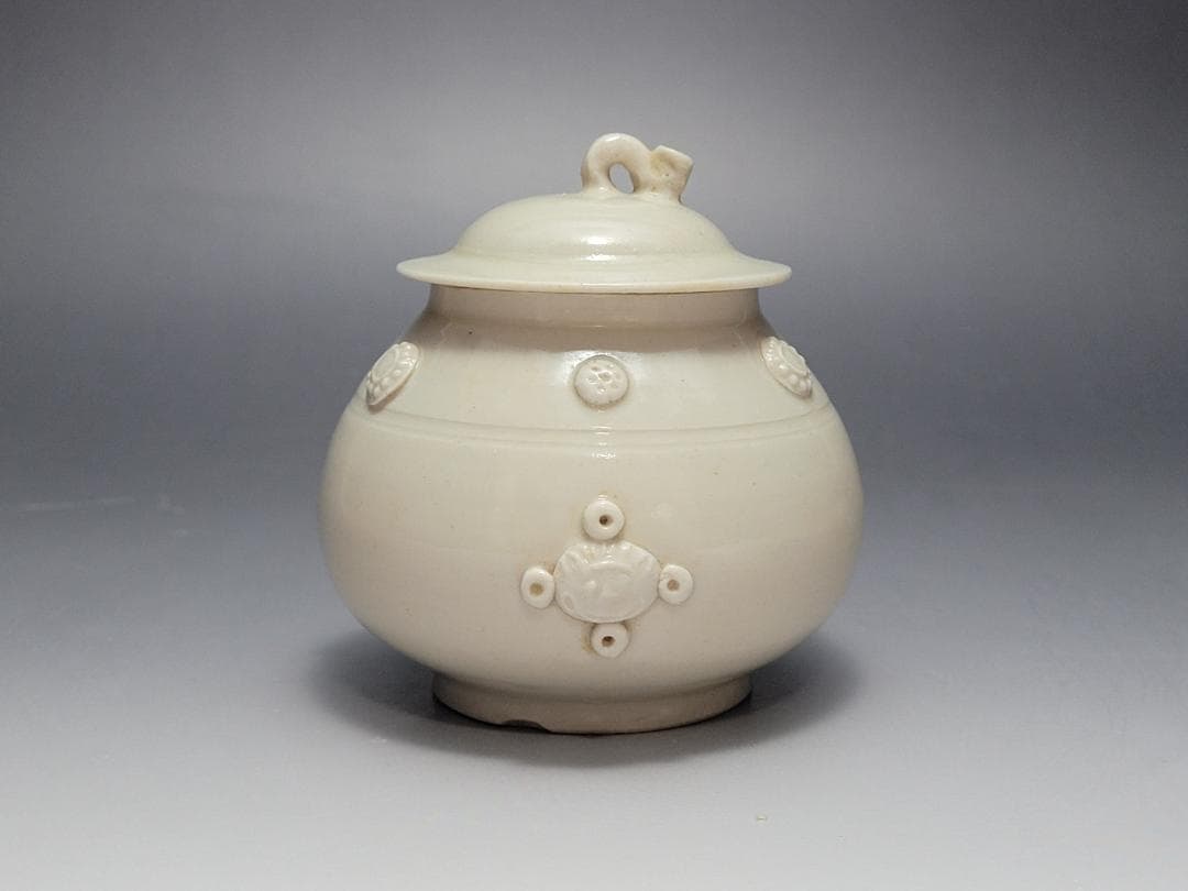 純白磁 陽刻 神獣面 花文 装飾 蓋壺 宋元時代 高さ約8.7cm