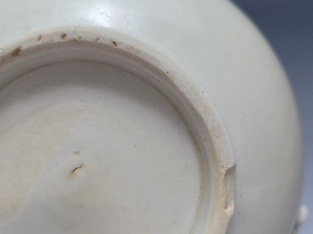 純白磁 陽刻 神獣面 花文 装飾 蓋壺 宋元時代 高さ約8.7cm