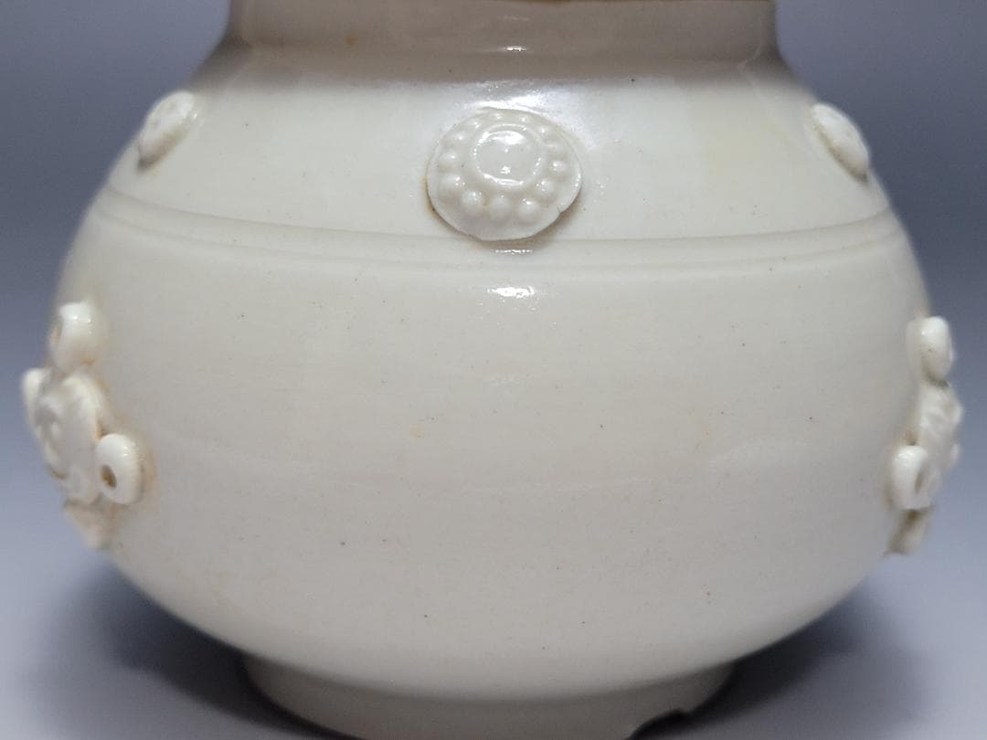 純白磁 陽刻 神獣面 花文 装飾 蓋壺 宋元時代 高さ約8.7cm