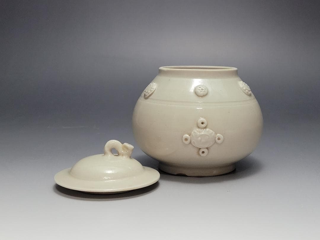 純白磁 陽刻 神獣面 花文 装飾 蓋壺 宋元時代 高さ約8.7cm