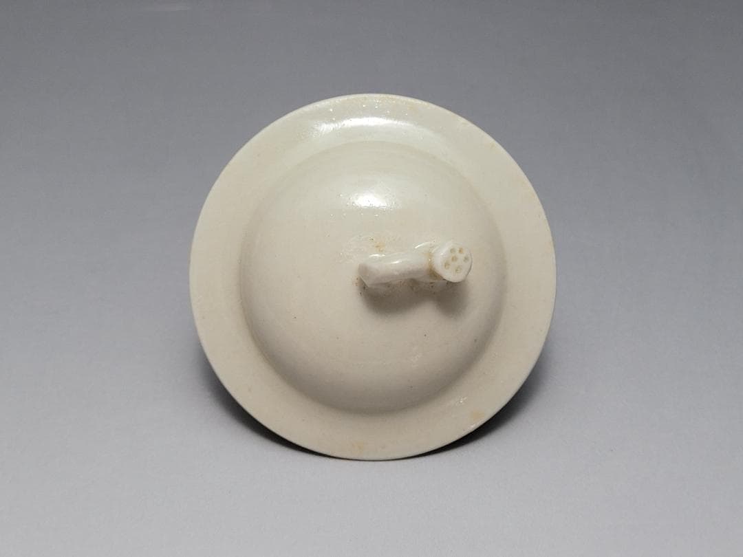 純白磁 陽刻 神獣面 花文 装飾 蓋壺 宋元時代 高さ約8.7cm