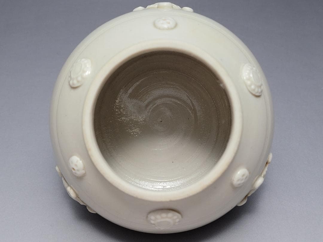 純白磁 陽刻 神獣面 花文 装飾 蓋壺 宋元時代 高さ約8.7cm