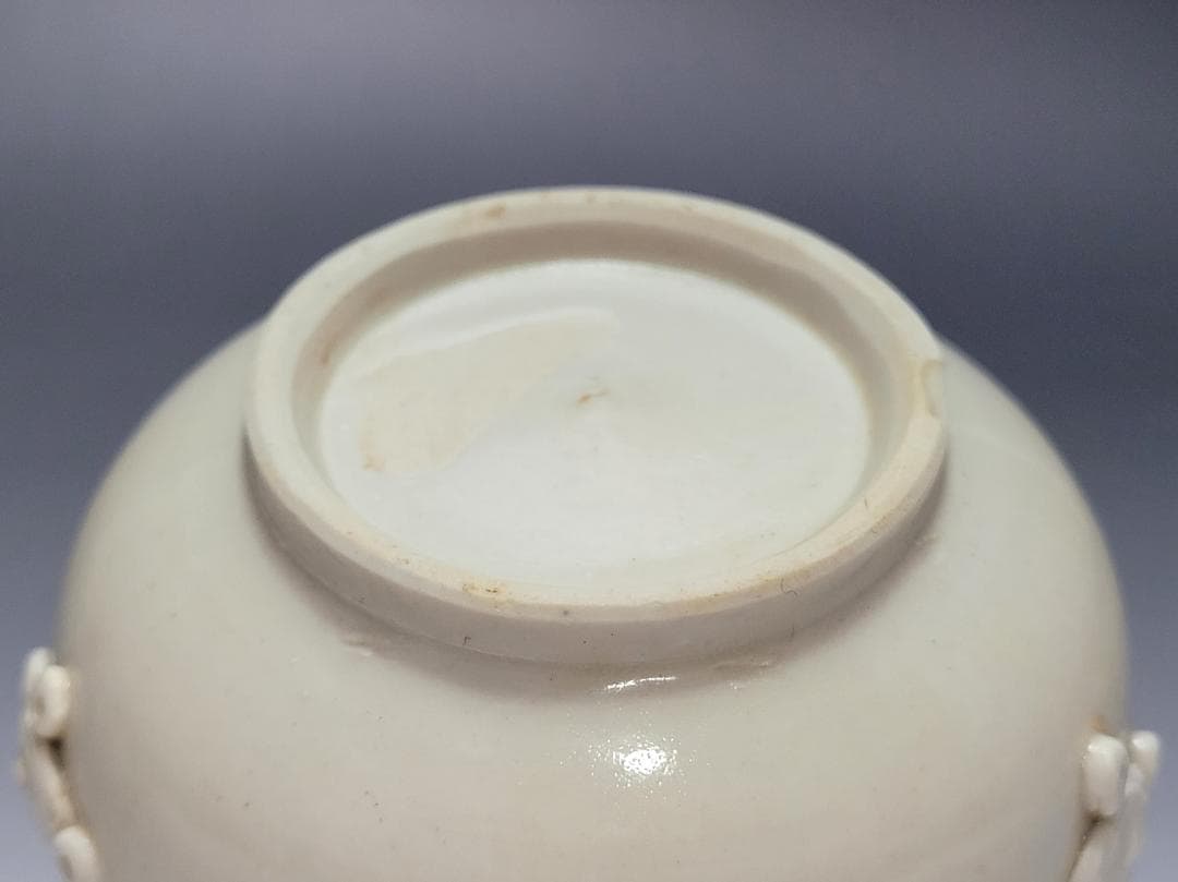 純白磁 陽刻 神獣面 花文 装飾 蓋壺 宋元時代 高さ約8.7cm