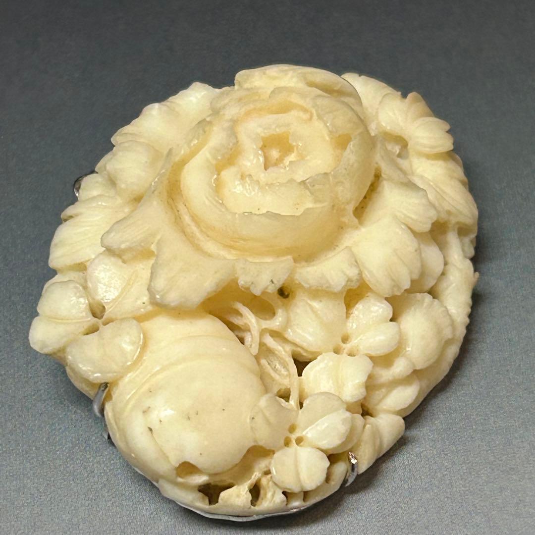 白珊瑚　ブローチ　花と鈴