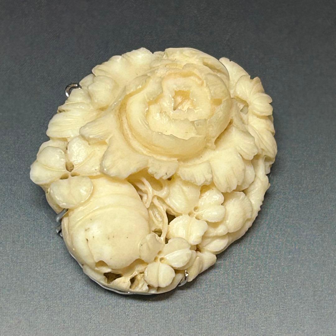 白珊瑚　ブローチ　花と鈴