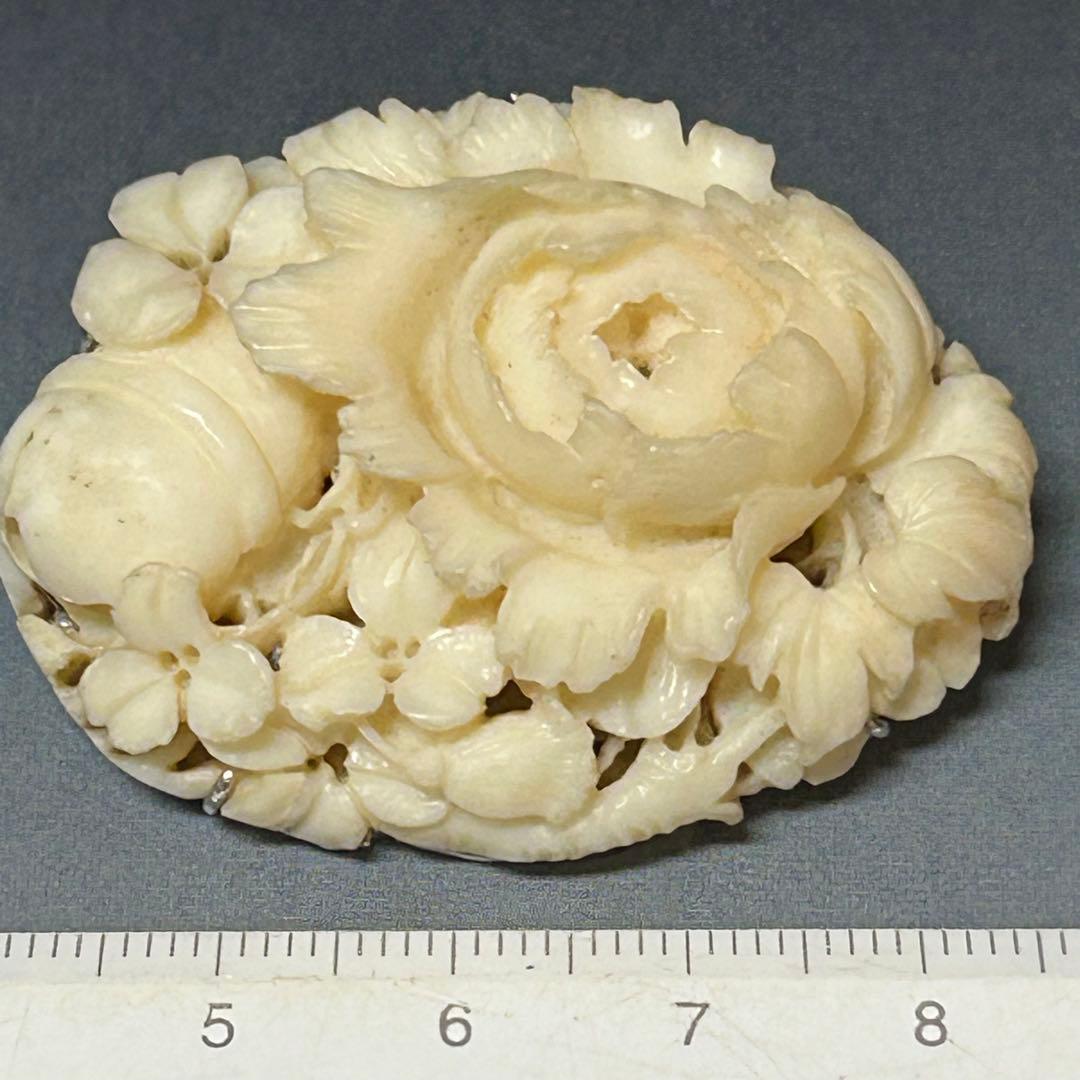 白珊瑚　ブローチ　花と鈴