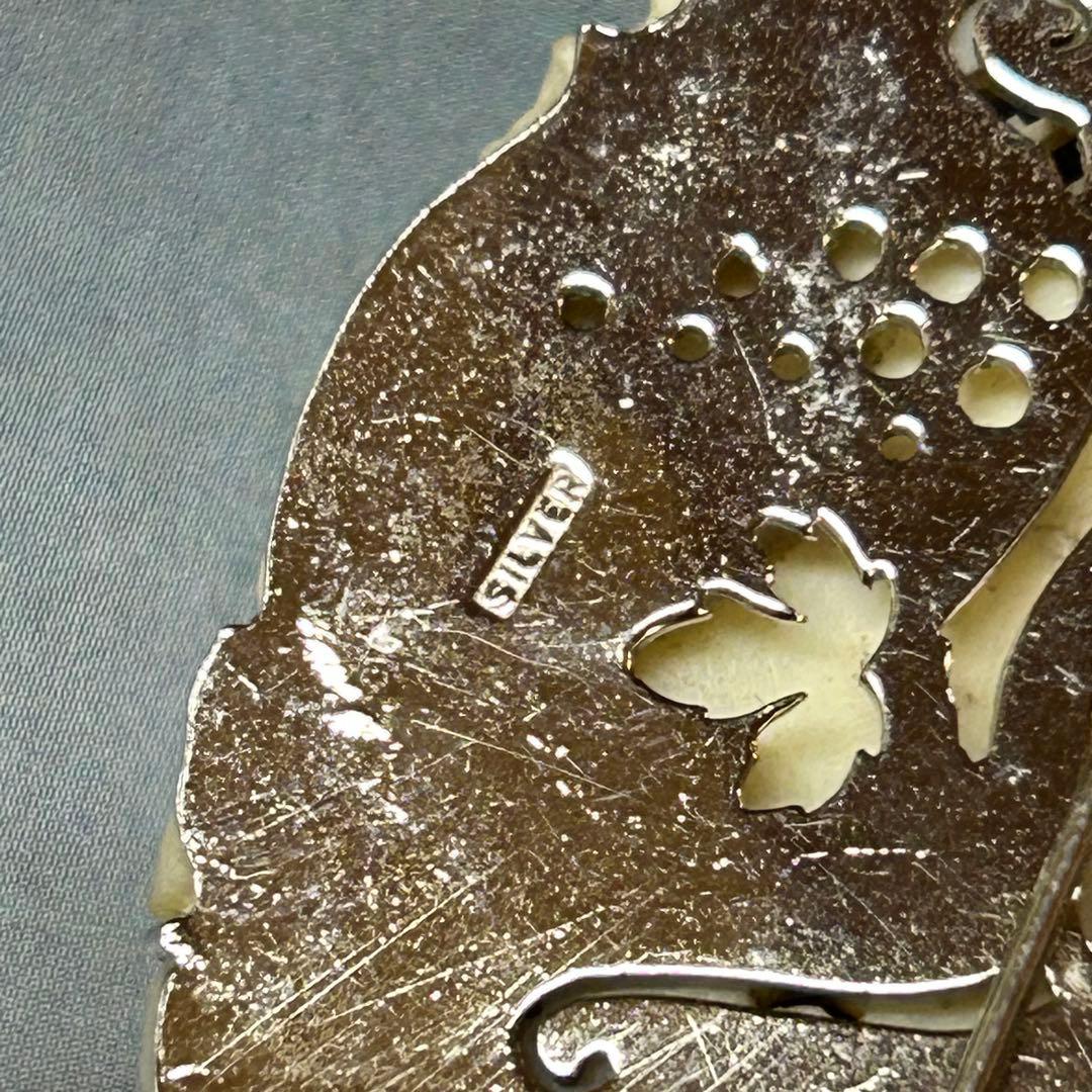 白珊瑚　ブローチ　花と鈴