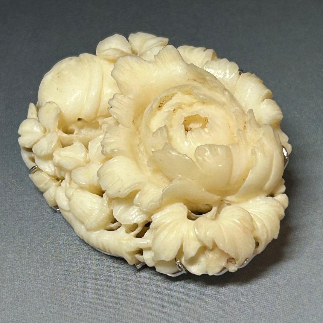 白珊瑚　ブローチ　花と鈴