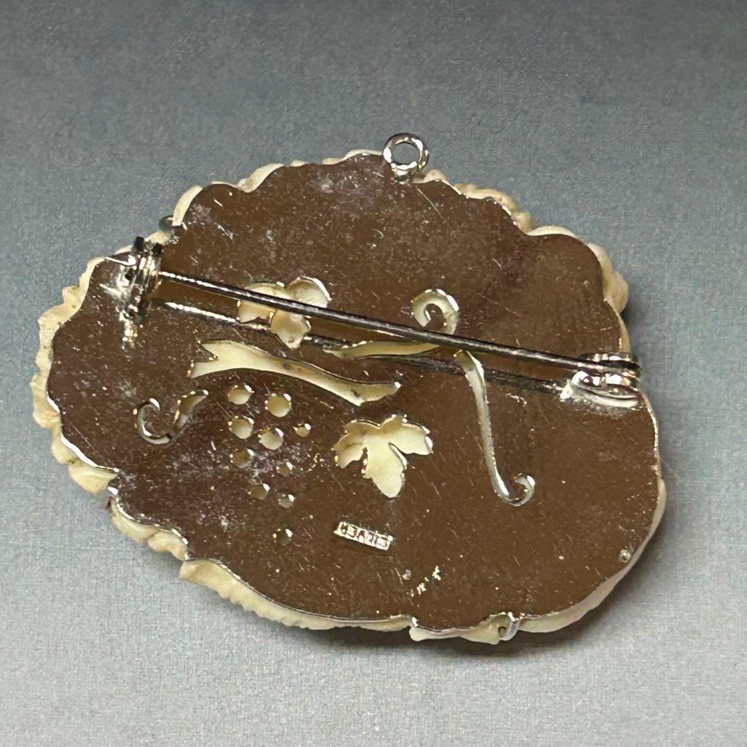 白珊瑚　ブローチ　花と鈴