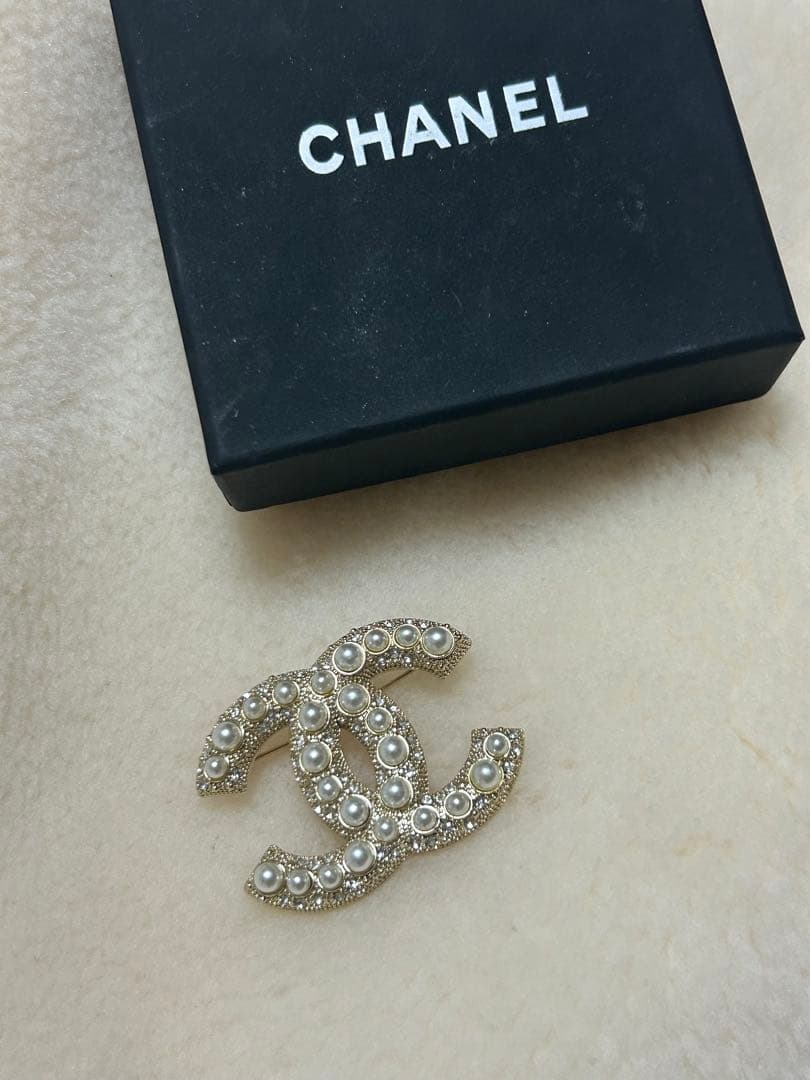 CHANEL パール付きダブルCロゴブローチ