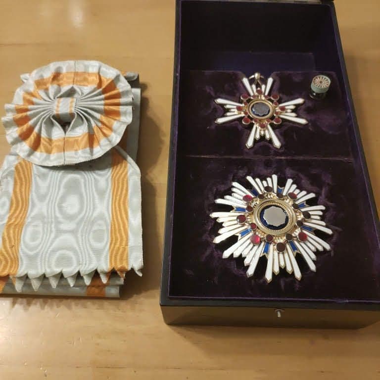 【極美品! 本物保証】勲一等瑞宝章 明治勲章 瑞宝大綬章 勲章 徽章 褒章 純銀