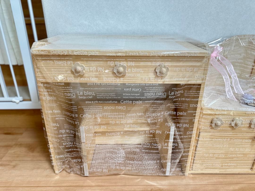 木製ドレッサーとデスク