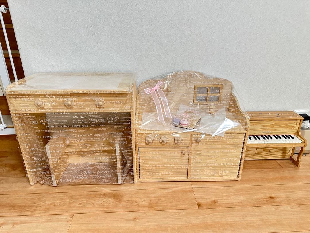 木製ドレッサーとデスク