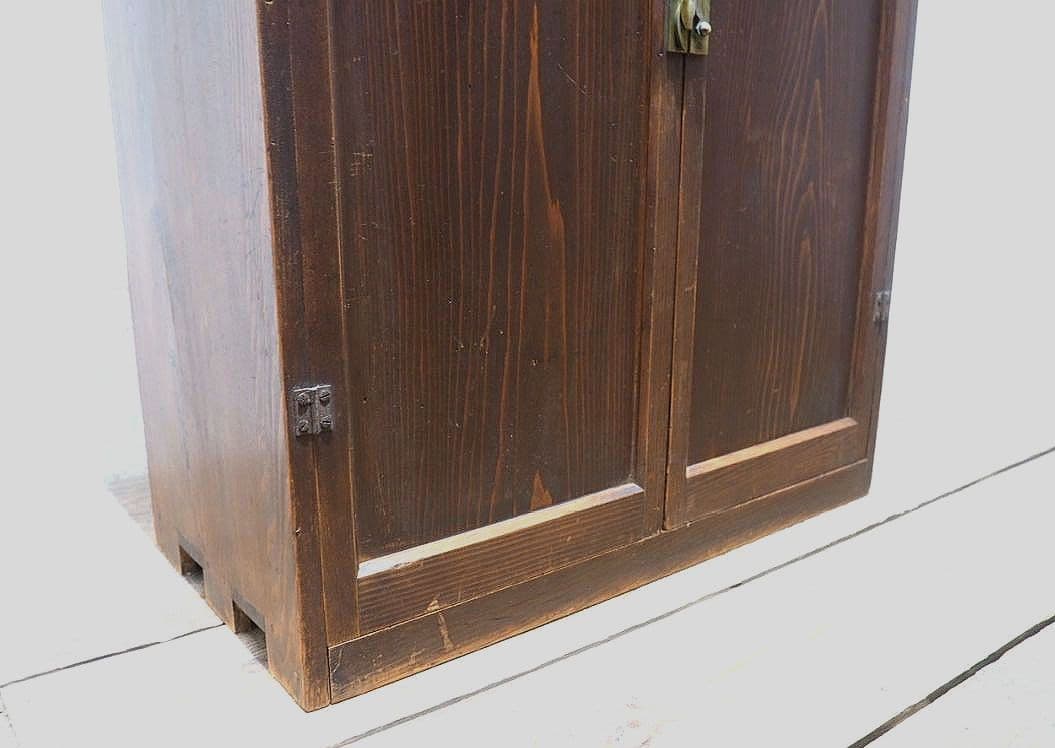 1304 　観音扉の飾り棚　収納棚　キャビネット　ケース　レトロ　ビンテージ