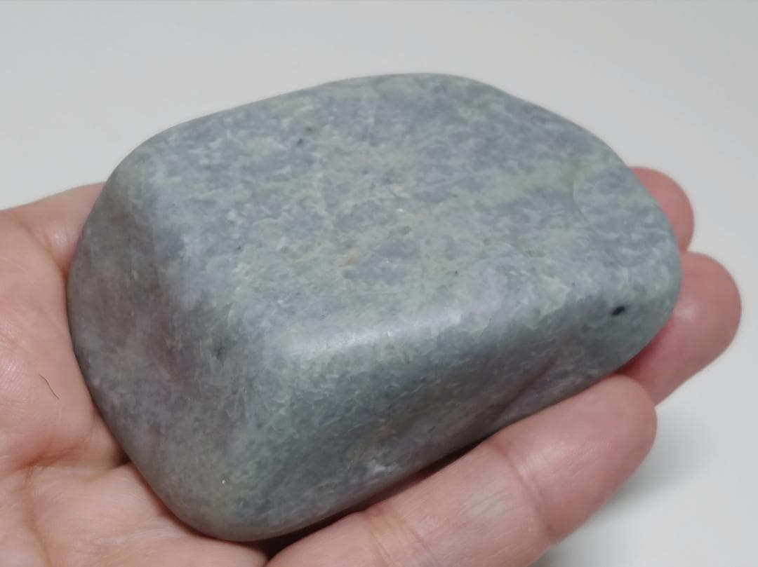 糸魚川61 翡翠 220g ヒスイ 原石 鑑賞石 自然石 誕生石 鉱物 鉱石