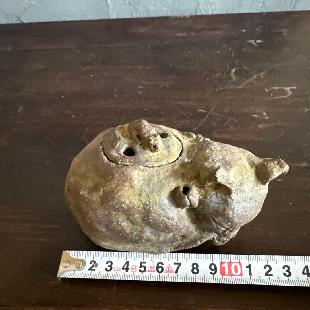 可愛い眠り猫　猫の姿の蓋付き陶器彫刻