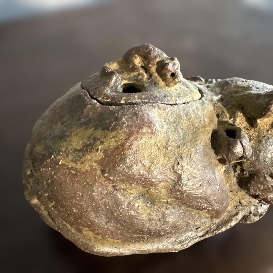 可愛い眠り猫　猫の姿の蓋付き陶器彫刻