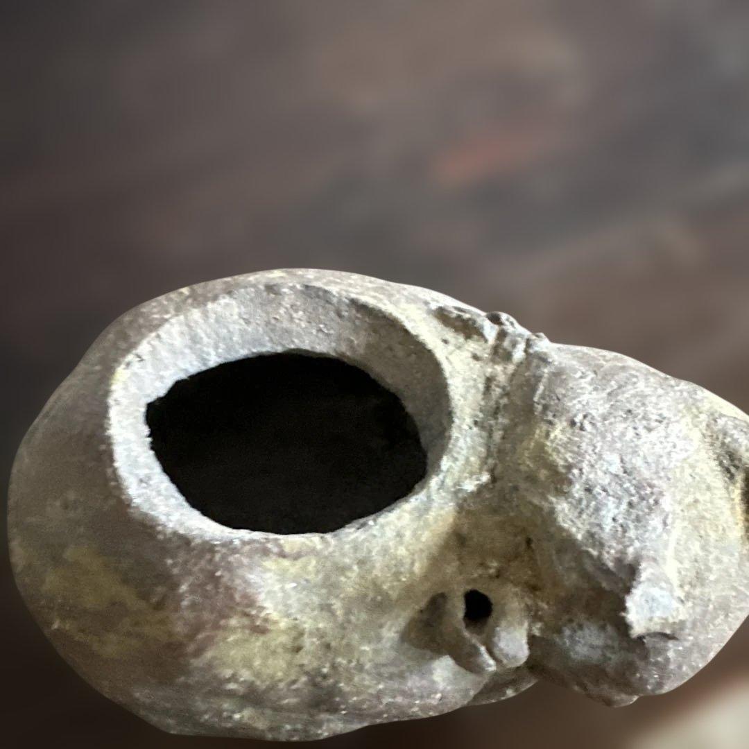 可愛い眠り猫　猫の姿の蓋付き陶器彫刻