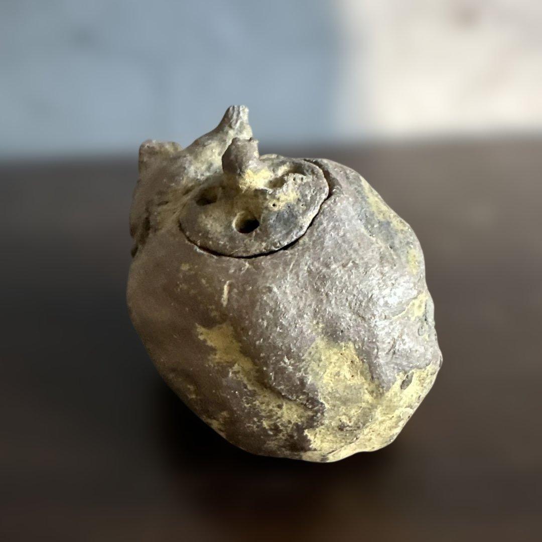 可愛い眠り猫　猫の姿の蓋付き陶器彫刻