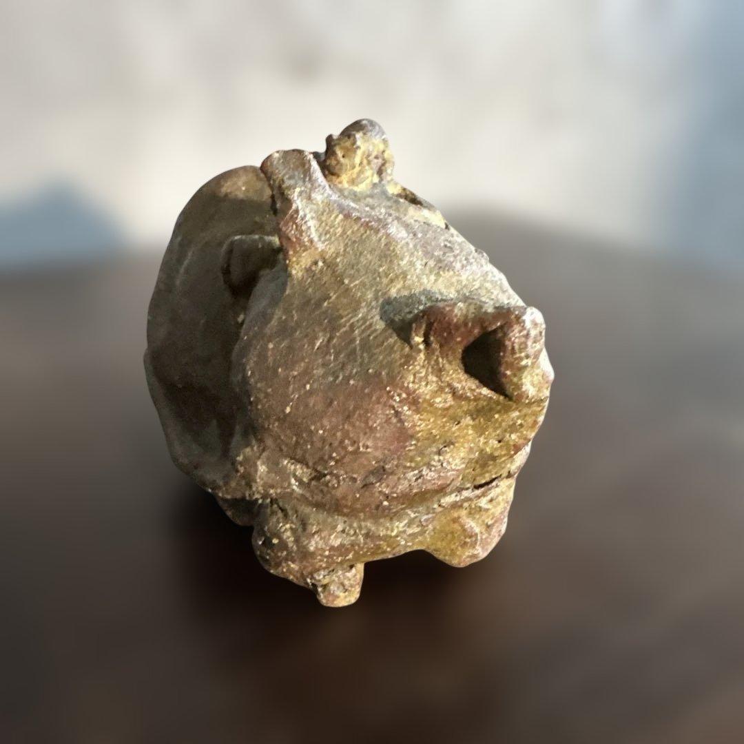 可愛い眠り猫　猫の姿の蓋付き陶器彫刻