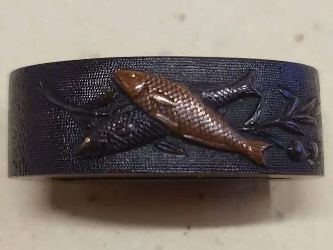 縁頭、赤銅魚子地に魚図