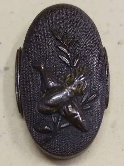 縁頭、赤銅魚子地に魚図