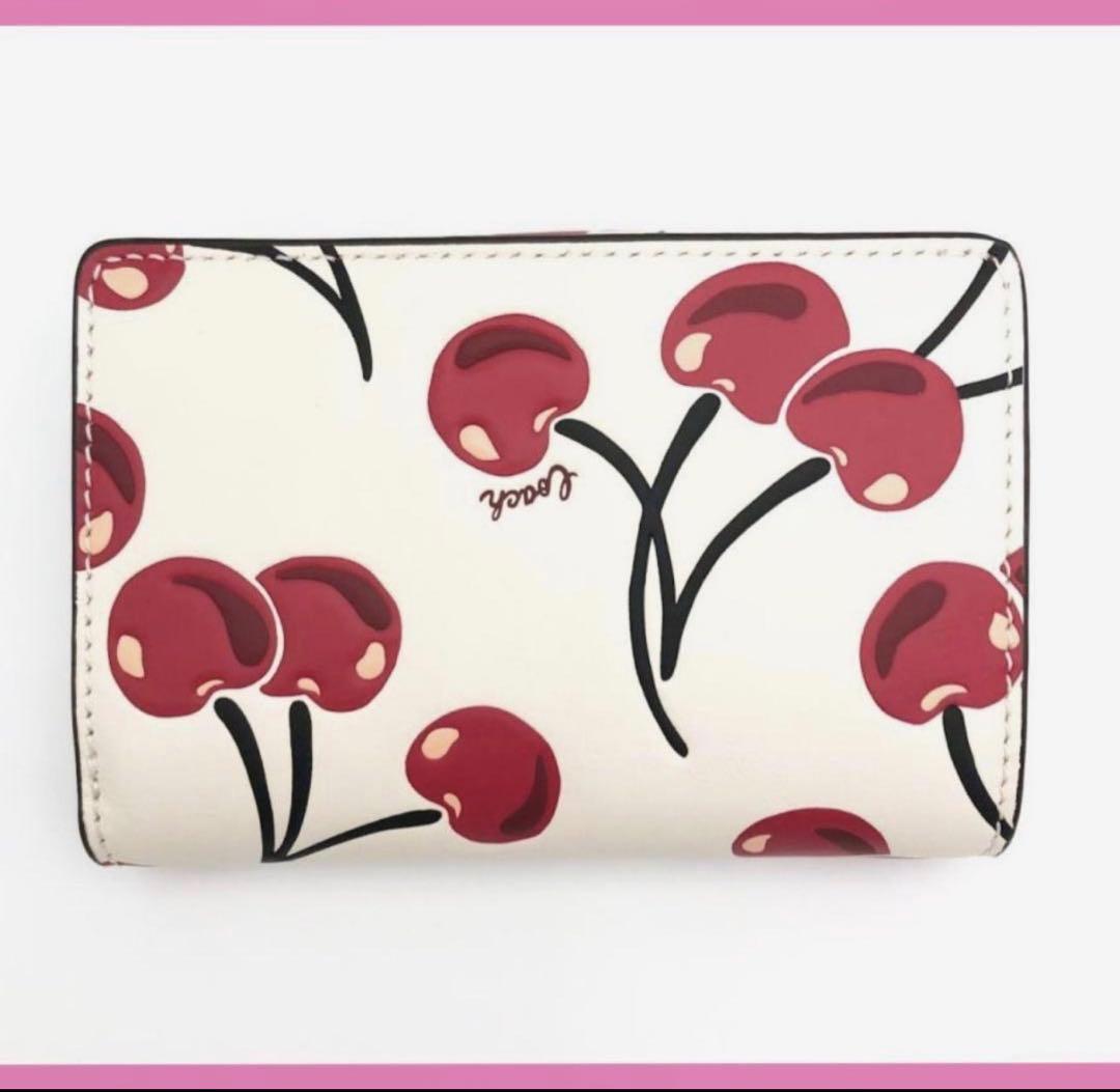 再入荷COACH チェリー柄 苺プリントミディアム二つ折り財布