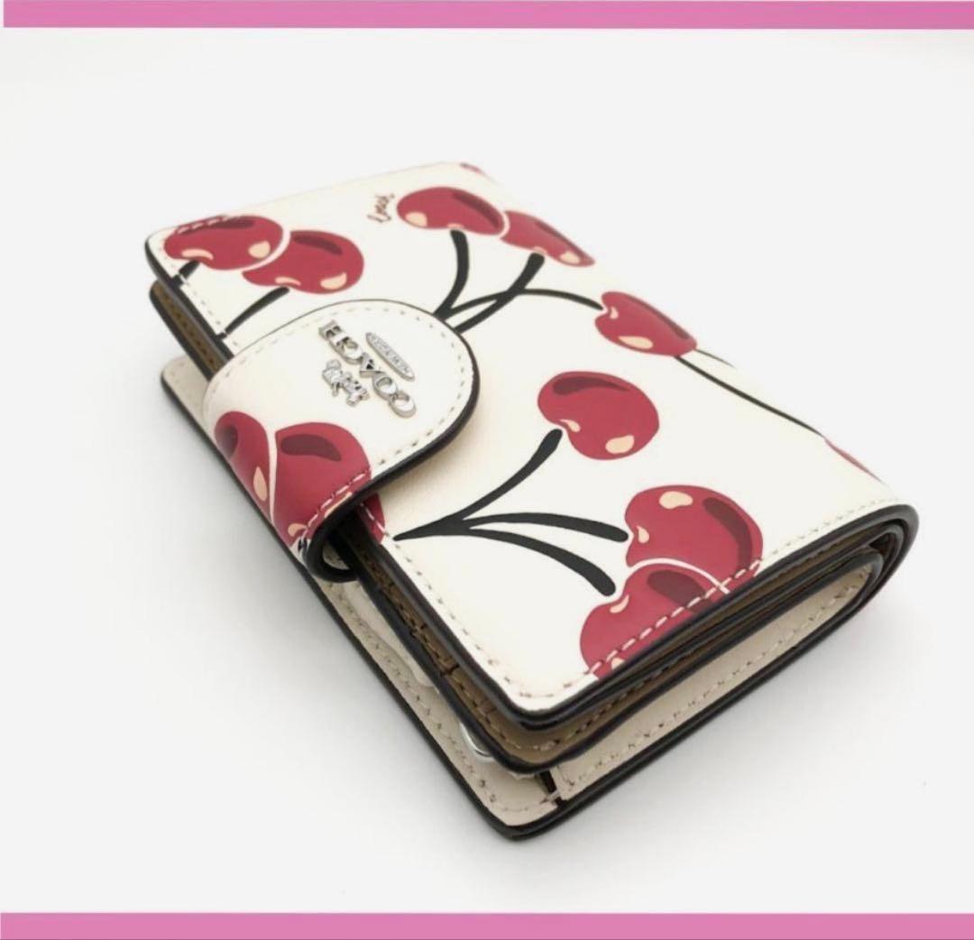 再入荷COACH チェリー柄 苺プリントミディアム二つ折り財布