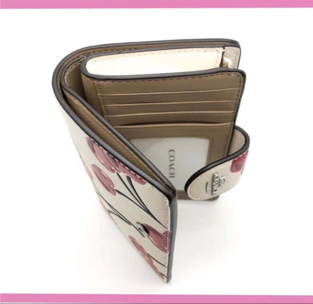 再入荷COACH チェリー柄 苺プリントミディアム二つ折り財布