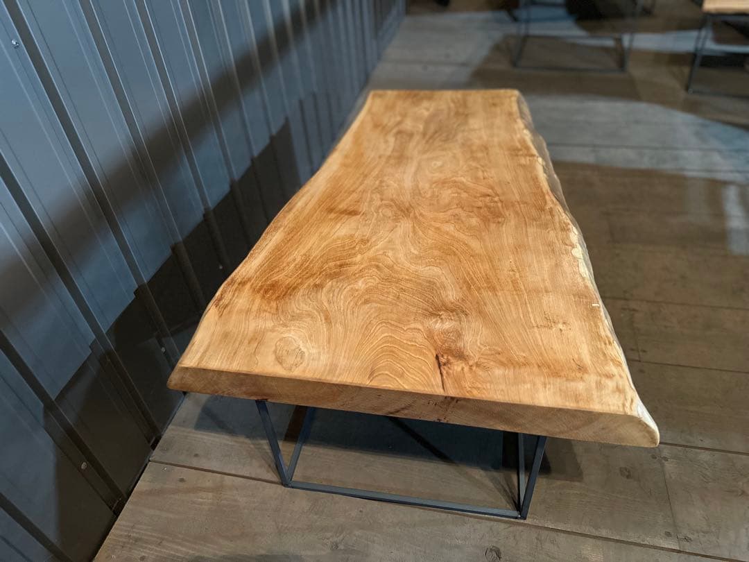 一枚板テーブル　栃　トチ　アイアン　ローテーブル　ソファーテーブル　別荘　民泊