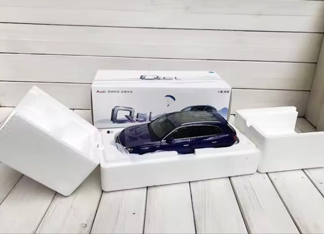 Audi Q5L 1/18スケールモデルミニカー