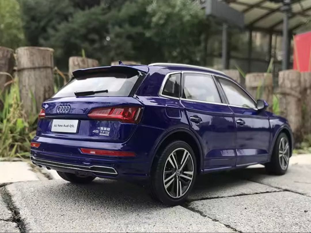 Audi Q5L 1/18スケールモデルミニカー