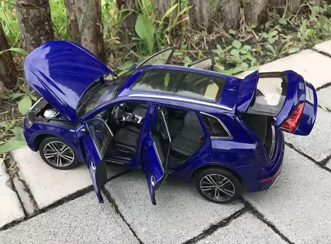 Audi Q5L 1/18スケールモデルミニカー
