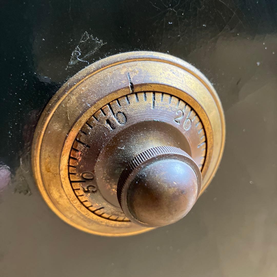 昭和レトロな中型金庫（グリーン色／高４５、幅３１、奥２８㌢／重約２７㌕）