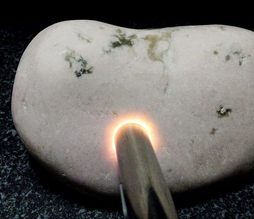 ★翡翠原石★糸魚川ピンク翡翠【須沢海岸・磨き・底カット801ｇ】