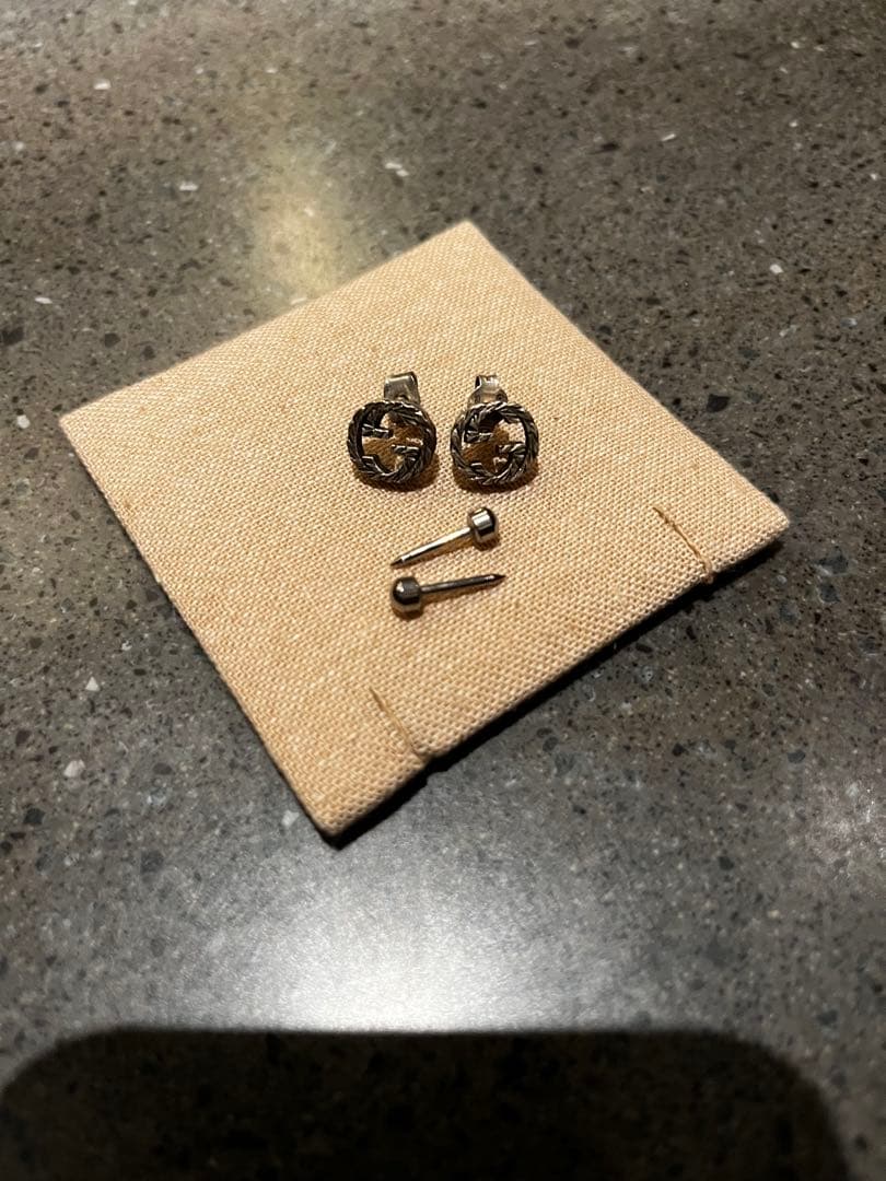 GUCCI ロゴデザイン スタッドピアス