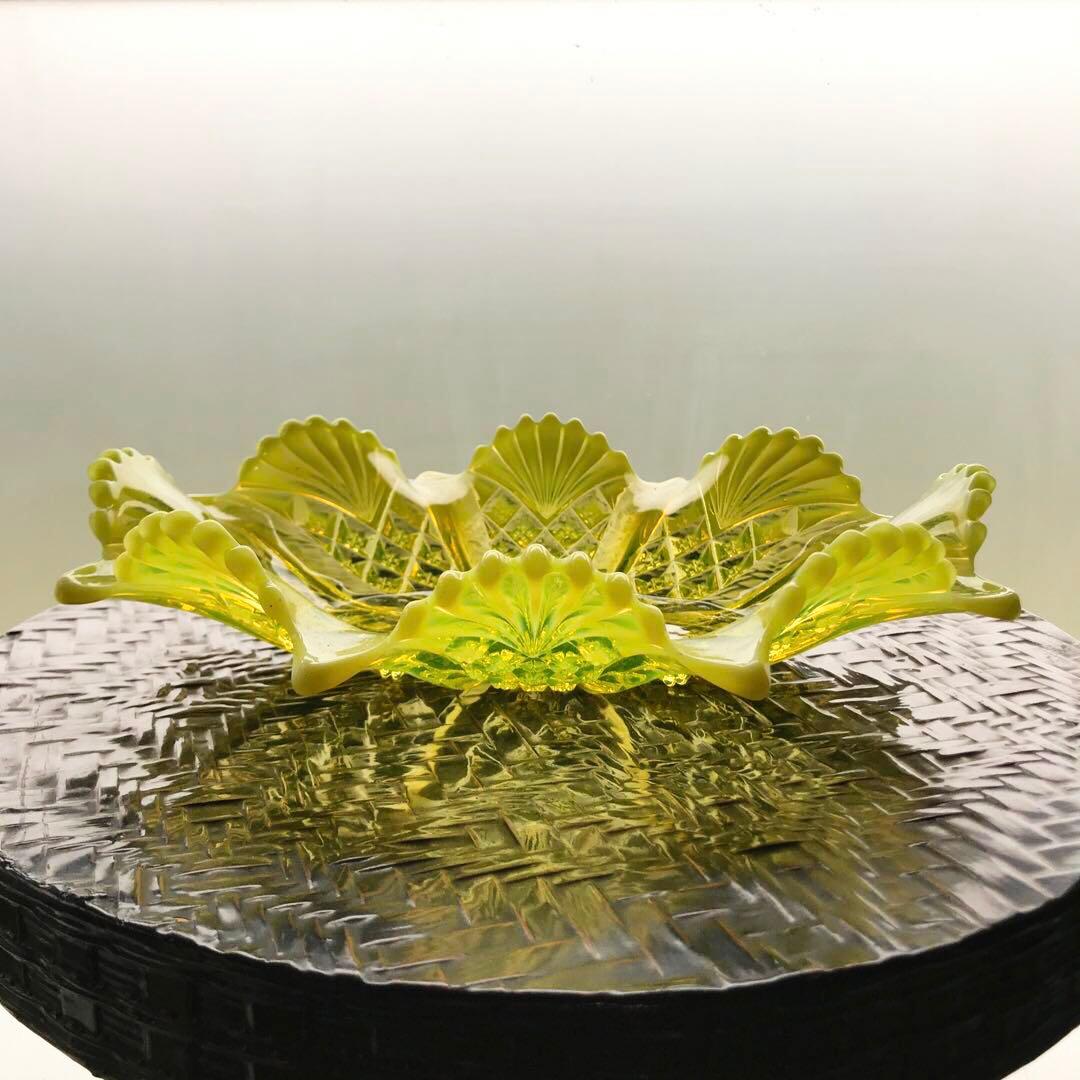 骨董　時代プレス　乳白色暈しカナリアイエロー　切子調プレス　プレート