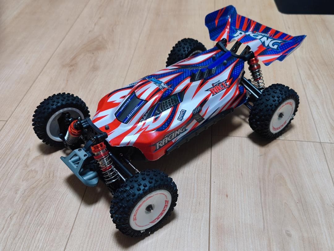 ラジコン WLtoys 124008 v8 1/12スケール