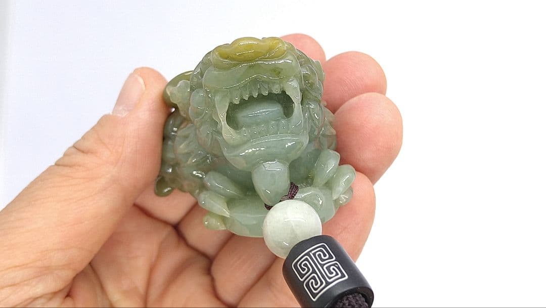 本翡翠　天然石　翡翠　貔貅　ひきゅう 置物　ネックレス　財福　彫刻　鑑別書２点付
