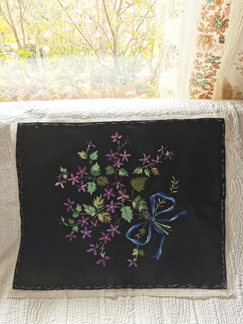 アンティークフランス 紫小花 スミレの花束刺繍 ブルーリボン シルク生地作品