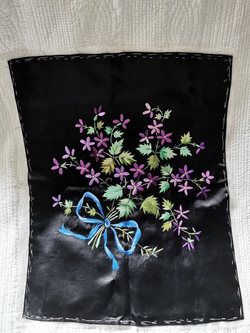 アンティークフランス 紫小花 スミレの花束刺繍 ブルーリボン シルク生地作品