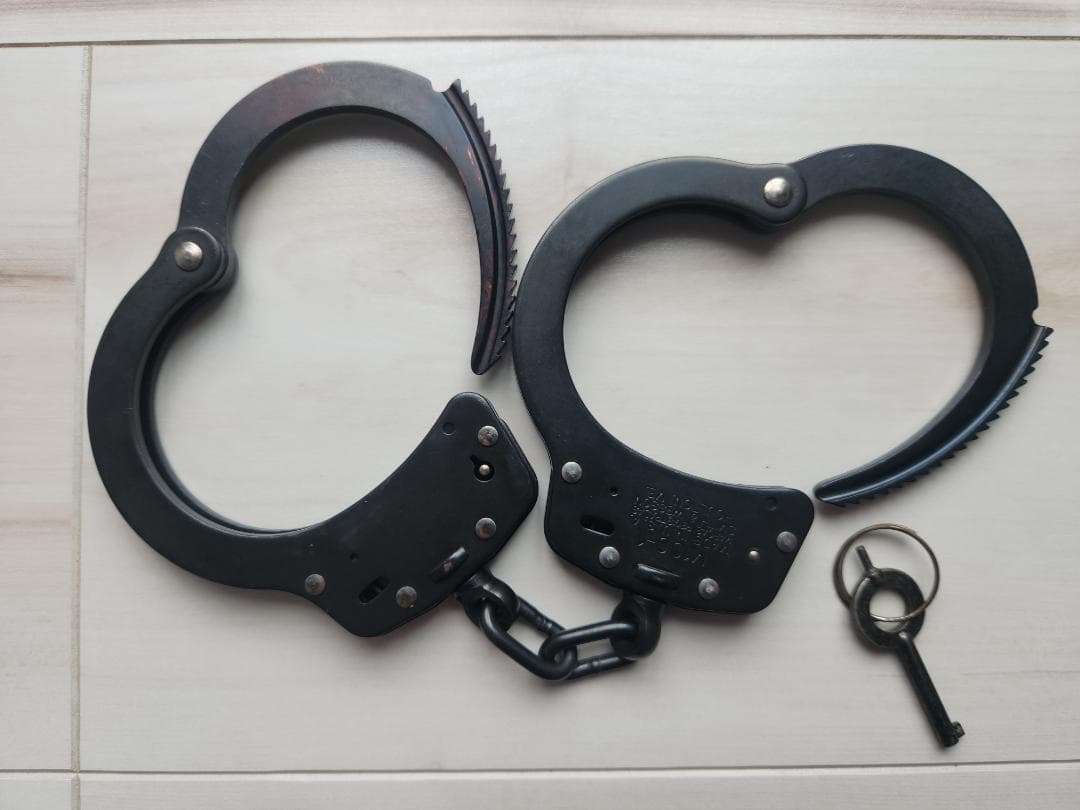 S&W スミス&ウェッソン ハンドカフ 手錠 M100-1 鍵付き 黒