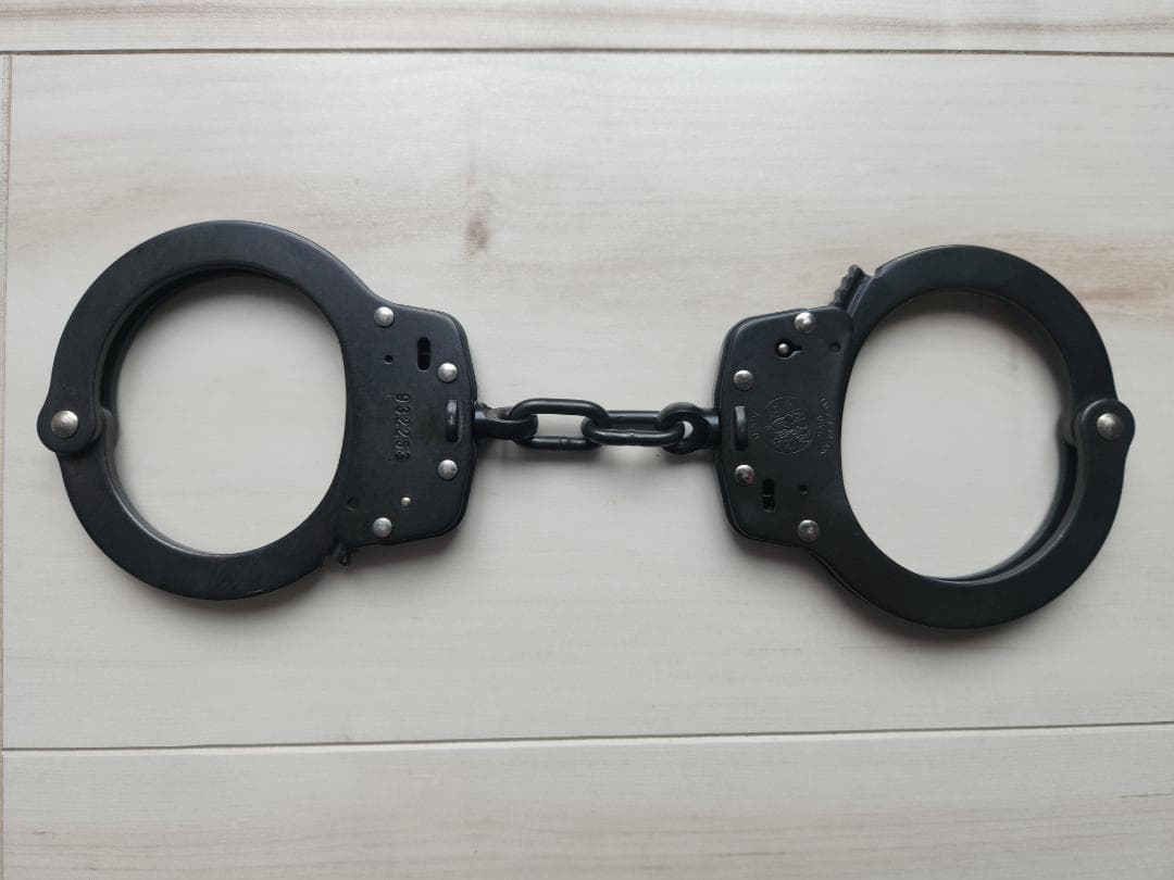 S&W スミス&ウェッソン ハンドカフ 手錠 M100-1 鍵付き 黒