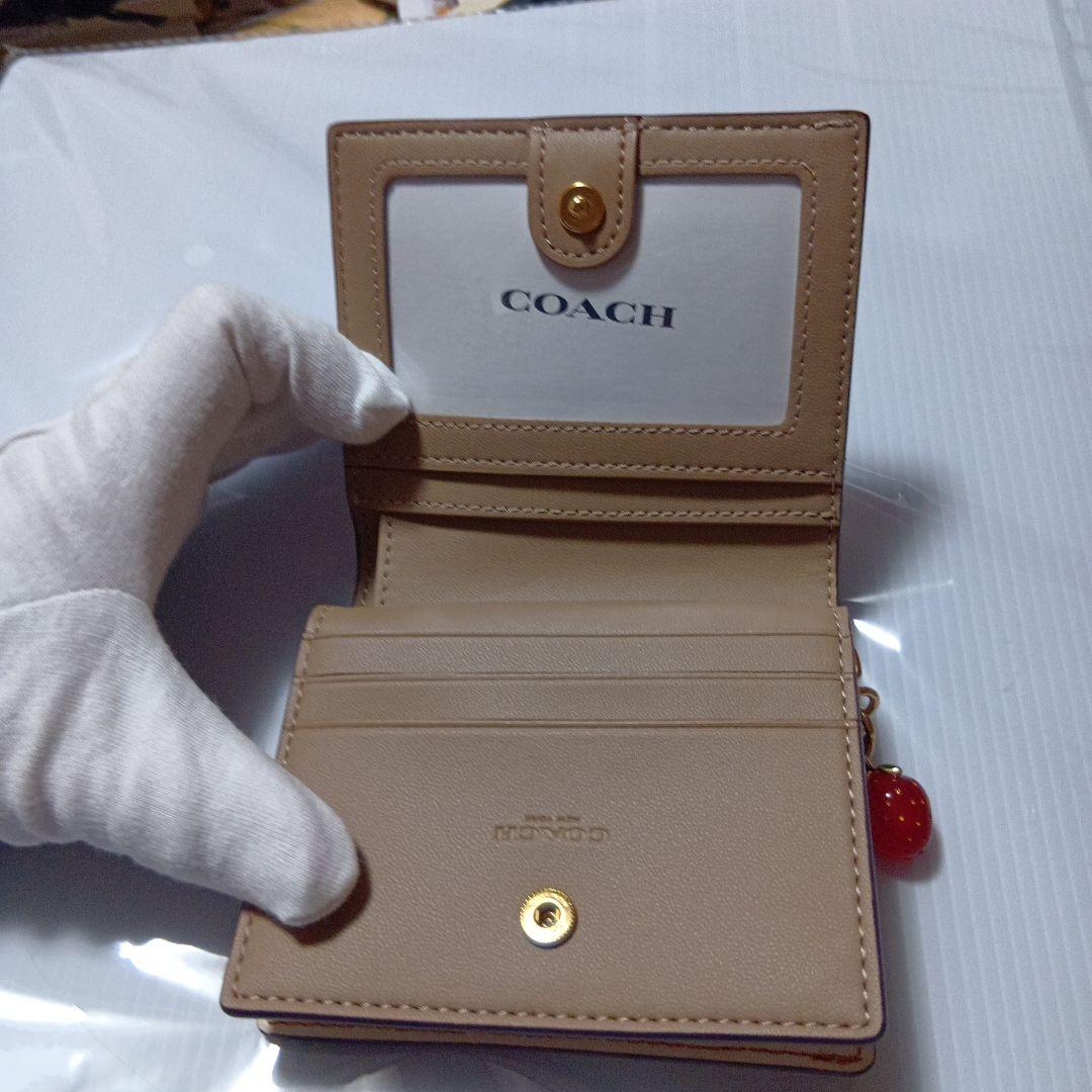 新品未使用COACH イチゴ柄 二つ折り財布