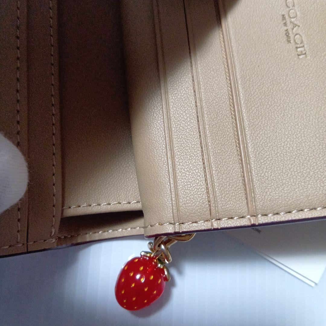新品未使用COACH イチゴ柄 二つ折り財布