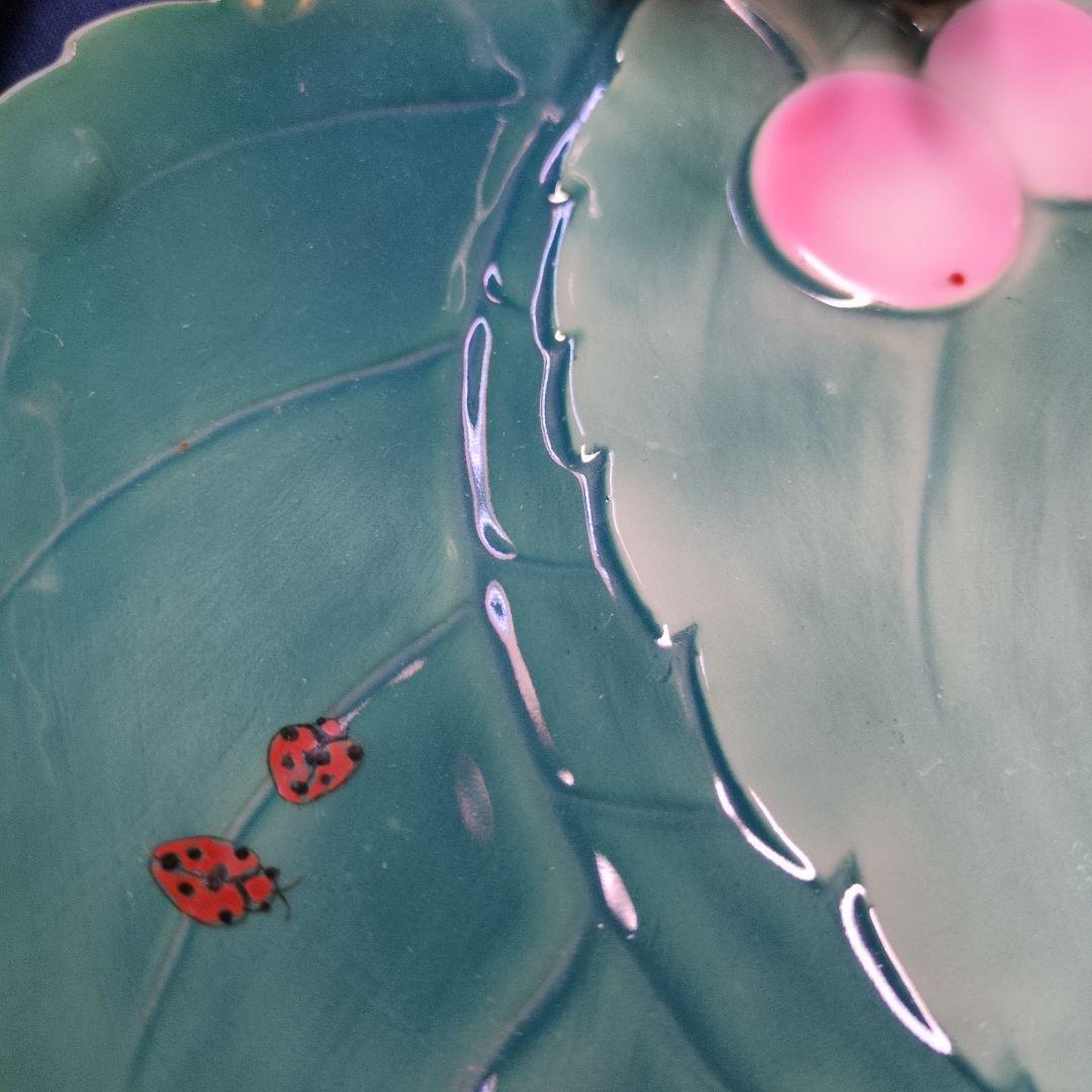 とても古い深川製の陶磁器、2羽の小鳥とてんとう虫