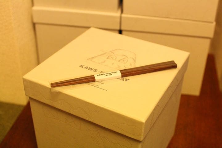 会場限定 KAWS HOLIDAY ぬいぐるみ お箸セット @ふもとっぱら