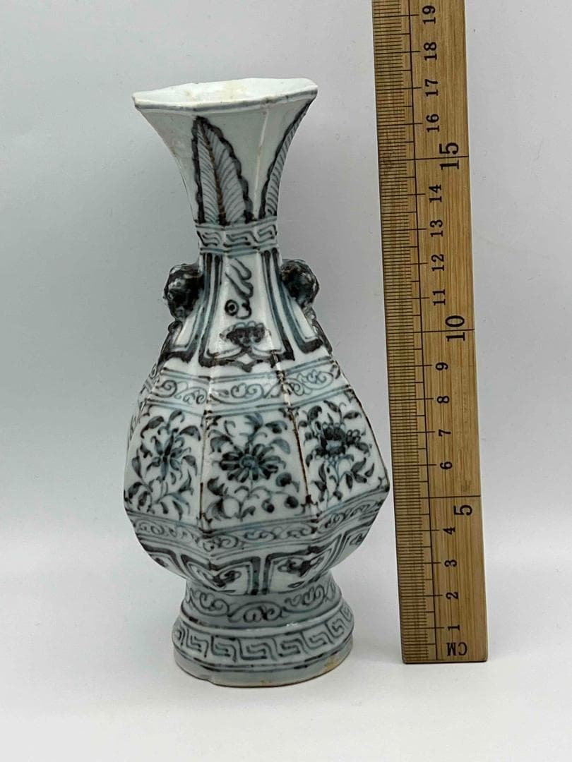 元時代 染付 青花花卉文双獸耳八楞瓶 【著名蒐集家家族旧蔵】(C-41)